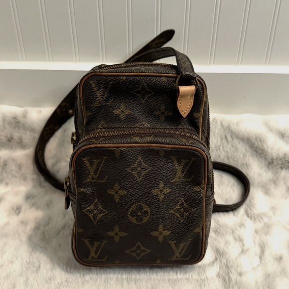 Louis Vuitton Amazon Vintage Monogram Crossbody Bag. P0016 - Picture 3 of 15